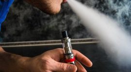 foto : seseorang sedang menggunakan rokok elektrik 