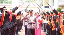 Foto : polres OKU sambut Kapolres baru Imam Zamroni dengan pedang pora