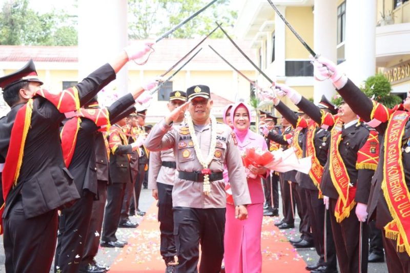Foto : polres OKU sambut Kapolres baru Imam Zamroni dengan pedang pora