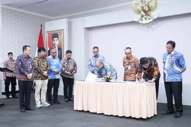 Foto humas Oku : PJ Bupati OKU H Teddy Meilwansyah menandatangani kerjasama pengoperasian dan Bandara Gatot Subroto yang akan dibangun di Kabupaten Way Kanan.