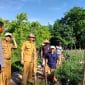 Foto ist : PJ Bupati OKU H Teddy Meilwansyah berbincang dengan petani cabai sekaligus meninjau perkebunan cabai di kecamatan sinar peninjauan OKU 