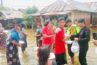 Foto : sat Brimob Polda Sumsel Bantu Korban Banjir di Musi Rawas