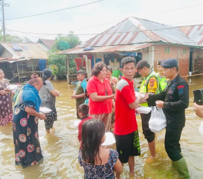 Foto : sat Brimob Polda Sumsel Bantu Korban Banjir di Musi Rawas