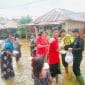 Foto : sat Brimob Polda Sumsel Bantu Korban Banjir di Musi Rawas 