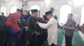 Foto : PJ Bupati OKU H Teddy Meilwansyah sematkan baju dewan hakim atau juri dalam perlombaan MTQ ke XXXI yang di gelar di masjid Islamic Center Baturaja 
