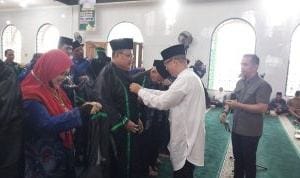 Foto : PJ Bupati OKU H Teddy Meilwansyah sematkan baju dewan hakim atau juri dalam perlombaan MTQ ke XXXI yang di gelar di masjid Islamic Center Baturaja