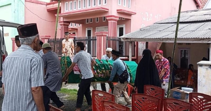 Foto : almarhum Ferry ketua KPPS kelurahan Baturaja Permai yang akan di makamkan oleh keluarganya 