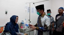 Foto : PJ Bupati OKU H Teddy Meilwansyah berikan semangat kepada Liliyasari seorang guru honorer yang terkena penyakit kangker payudara dara