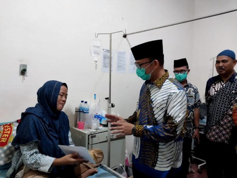 Foto : PJ Bupati OKU H Teddy Meilwansyah berikan semangat kepada Liliyasari seorang guru honorer yang terkena penyakit kangker payudara dara