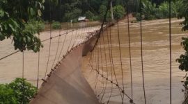 Foto : jembatan gantung Desa Karang Agung, Kecamatan Baturaja Barat diterjang air sungai Ogan yang meluap