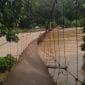 Foto : jembatan gantung Desa Karang Agung, Kecamatan Baturaja Barat diterjang air sungai Ogan yang meluap