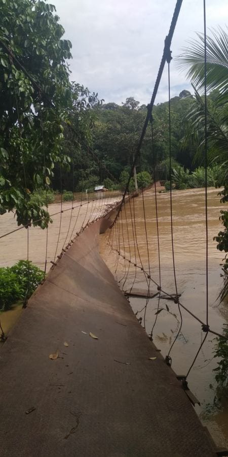Foto : jembatan gantung Desa Karang Agung, Kecamatan Baturaja Barat diterjang air sungai Ogan yang meluap