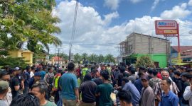 Foto : massa dari salah satu caleg dapil 4 mendatangi gedung logistik PPK di kecamatan peninjauan kabupaten OKU 