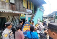 Foto : korban diduga gantung diri, jenazah di keluarkan dari dalam rumah korban 