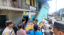 Foto : korban diduga gantung diri, jenazah di keluarkan dari dalam rumah korban 
