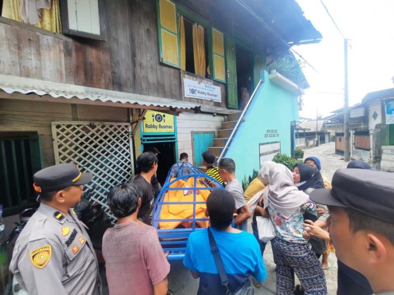 Foto : korban diduga gantung diri, jenazah di keluarkan dari dalam rumah korban 