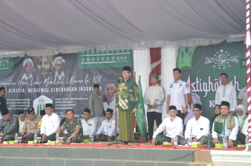 Foto : Bupati OKU H Teddy Meilwansyah memimpin Apel Akbar Harla NU ke 101 tahun di taman kota