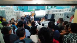 Foto : suasana penghitungan rekapitulasi suara yang kisruh di kantor kecamatan Baturaja Timur 