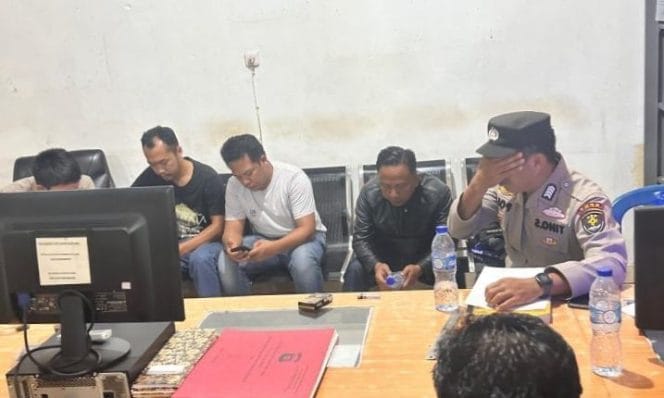 Foto : oknum komisioner Bawaslu OKU sedang di periksa di Mapolres OKU