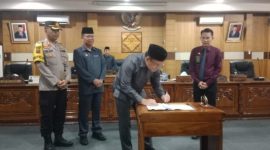 Foto ist : ketua DPRD OKU H Marjito Bachri menandatangi pengesahan Propemperda OKU pada paripurna DPRD OKU tahun 2024