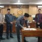 Foto ist : ketua DPRD OKU H Marjito Bachri menandatangi pengesahan Propemperda OKU pada paripurna DPRD OKU tahun 2024