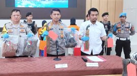 Foto : Kapolres OKU AKBP Imam Zamroni (tangah) sedang menunjukan barang bukti pembunuhan Hairun saat press rilis di polres OKU 