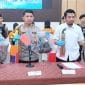 Foto : Kapolres OKU AKBP Imam Zamroni (tangah) sedang menunjukan barang bukti pembunuhan Hairun saat press rilis di polres OKU 