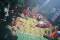 Foto : situasi Umar tini saat di jenguk warga usai dirinya selamat dari terkaman beruang liar