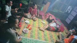 Foto : situasi Umar tini saat di jenguk warga usai dirinya selamat dari terkaman beruang liar