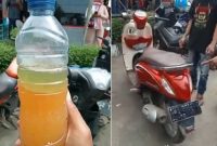 Foto : warga menunjukan air bercampur dengan bensin saat di ambil dari motor usai mengisi di SPBU depan stasiun Bekasi 