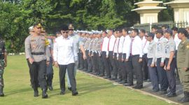 Foto : Kapolres OKU AKBP Imam Zamroni bersama PJ Bupati OKU H Teddy Meilwansyah mengecek barisan apel Musi 2024 di halaman Mapolres OKU 