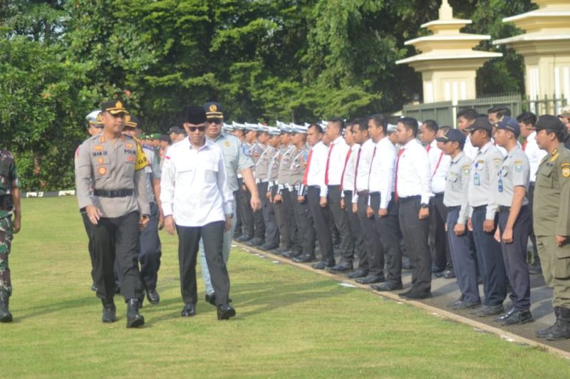 Foto : Kapolres OKU AKBP Imam Zamroni bersama PJ Bupati OKU H Teddy Meilwansyah mengecek barisan apel Musi 2024 di halaman Mapolres OKU 