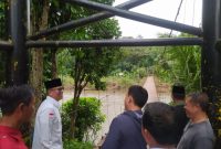 Foto : PJ Bupati OKU H Teddy Meilwansyah meninjau jembatan gantung di desa karang Agung kecamatan Baturaja Barat 