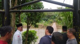 Foto : PJ Bupati OKU H Teddy Meilwansyah meninjau jembatan gantung di desa karang Agung kecamatan Baturaja Barat 