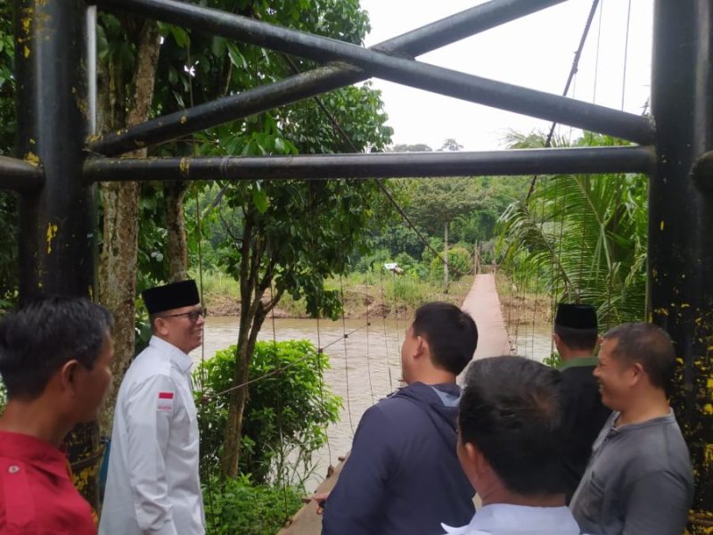 Foto : PJ Bupati OKU H Teddy Meilwansyah meninjau jembatan gantung di desa karang Agung kecamatan Baturaja Barat 