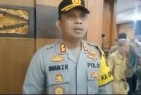 Foto : Kapolres OKU AKBP Imam Zamroni beri pernyataan dugaan penangkapan oknum komisioner Bawaslu saat berada di kantor DPRD OKU 