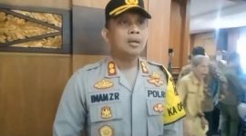 Foto : Kapolres OKU AKBP Imam Zamroni beri pernyataan dugaan penangkapan oknum komisioner Bawaslu saat berada di kantor DPRD OKU 