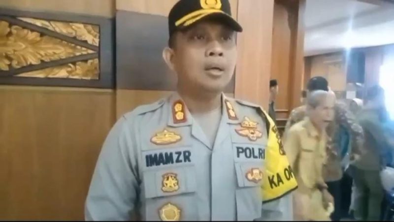 Foto : Kapolres OKU AKBP Imam Zamroni beri pernyataan dugaan penangkapan oknum komisioner Bawaslu saat berada di kantor DPRD OKU 