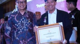 Foto : PJ Bupati OKU H Teddy Meilwansyah pose bersama Kemenkes RI usai menerima penghargaan di Jakarta 