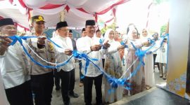 Foto Peristiwaterkini: sekda OKU Dharmawan Irianto bersama jajaran Pemda OKU membuka pasar beduk di taman kota Baturaja 