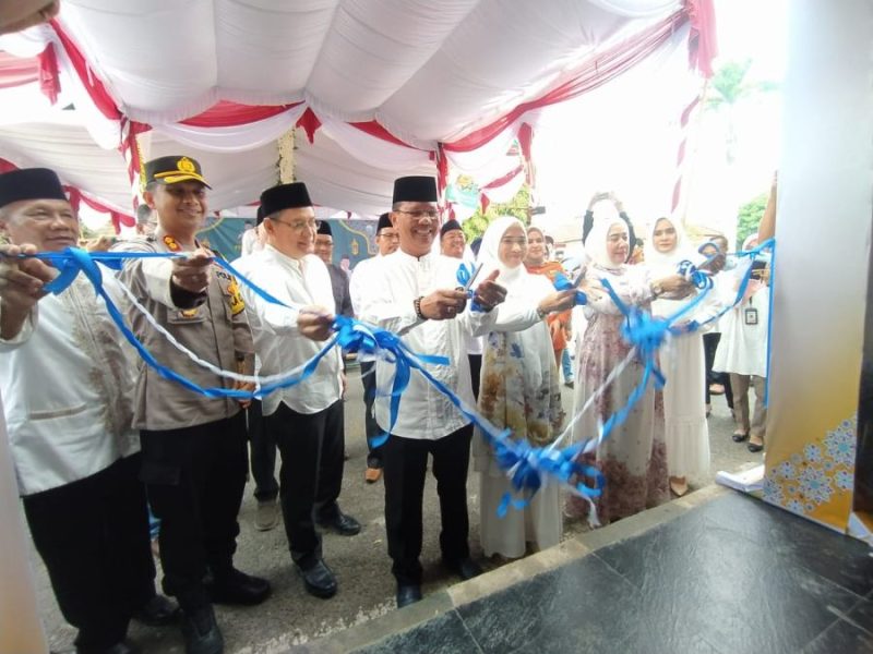 Foto Peristiwaterkini: sekda OKU Dharmawan Irianto bersama jajaran Pemda OKU membuka pasar beduk di taman kota Baturaja 