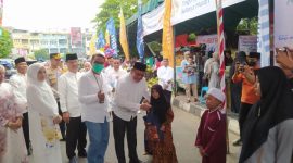 Foto : ketua DPRD OKU H Marjito Bachri menyerahkan bantuan kepada panitia asuhan usai peresmian pasar bedug di taman kota Baturaja 