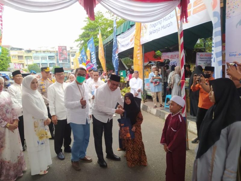 Foto : ketua DPRD OKU H Marjito Bachri menyerahkan bantuan kepada panitia asuhan usai peresmian pasar bedug di taman kota Baturaja 