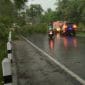 Foto : pohon tumbang menutupi setengah badan jalan akibat hujan angin kencang 