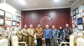 Foto : Bupati OKU Timur Ir. H. Lanosin, foto bersama Kepala Kantor Pelayanan Pajak (KPP) Pratama Baturaja di ruang audensi pemkab OKU Timur 