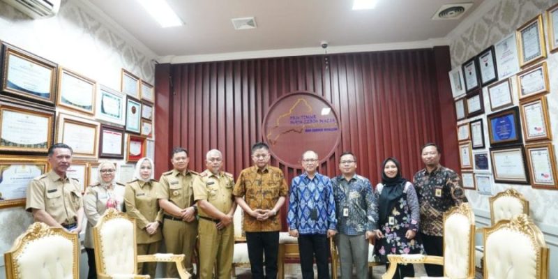 Foto : Bupati OKU Timur Ir. H. Lanosin, foto bersama Kepala Kantor Pelayanan Pajak (KPP) Pratama Baturaja di ruang audensi pemkab OKU Timur 