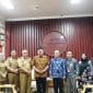 Foto : Bupati OKU Timur Ir. H. Lanosin, foto bersama Kepala Kantor Pelayanan Pajak (KPP) Pratama Baturaja di ruang audensi pemkab OKU Timur 