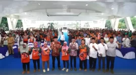 Foto: Bupati OKU Timur Ir. H. Lanosin, M.T Sedang memegang piala Adipura 