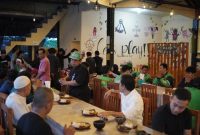 Foto : suasana berbuka puasa manajemen Grab Baturaja bersama mitra grab car dan grab bike