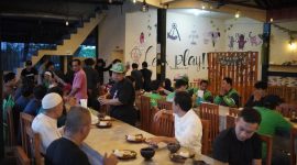 Foto : suasana berbuka puasa manajemen Grab Baturaja bersama mitra grab car dan grab bike